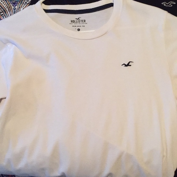 🔴⚫️⚪️Red, Black, and White Hollister Tees - Picture 2 of 4